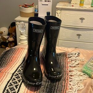 Never worn juice couture rain boots
